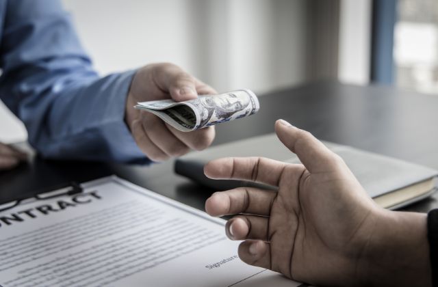 太陽光発電の詐欺・トラブルは年間2,000件以上発生している